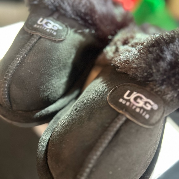 Buy Now brand new UGG, black slippers, size 6 as is not original box great price - Picture 3 of 6